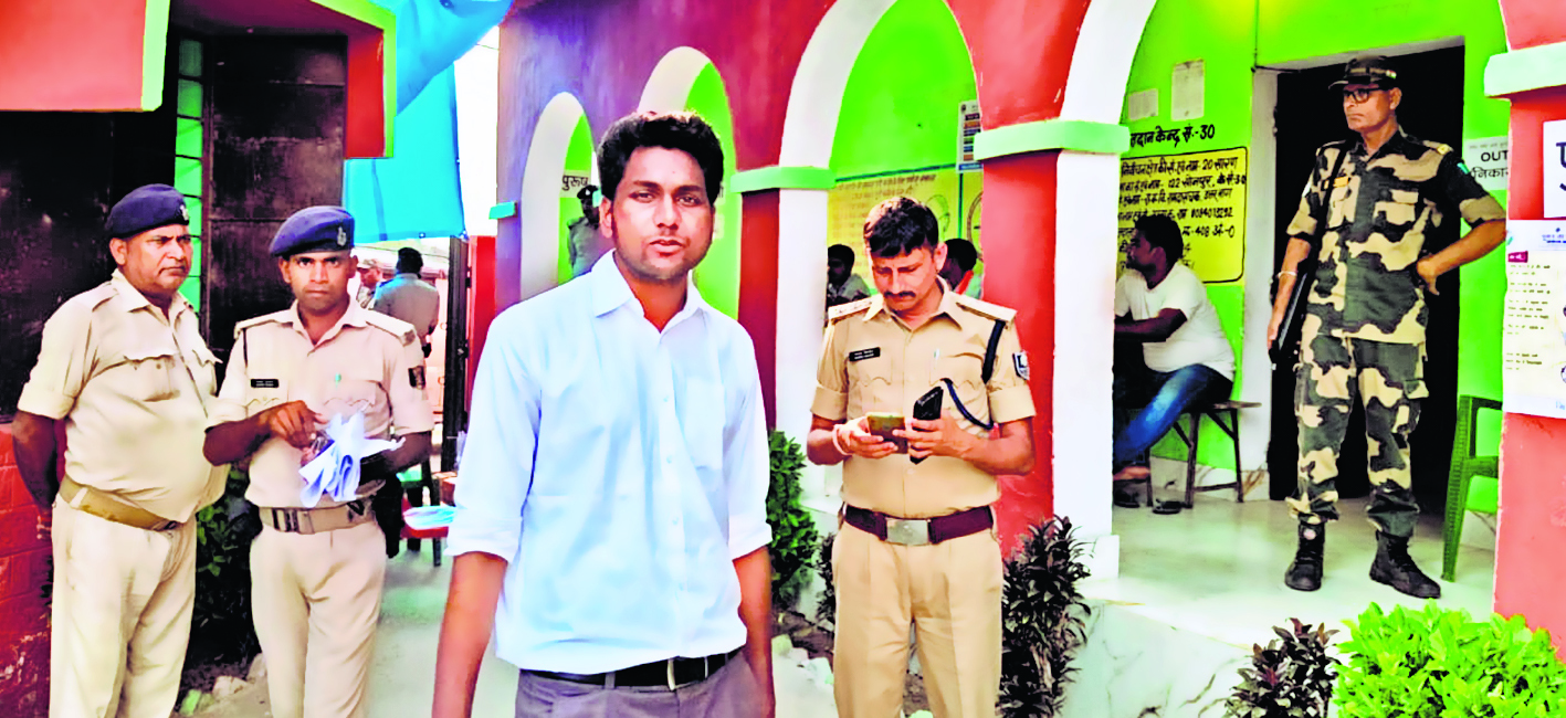 खुशनुमा मौसम के बीच लोकतंत्र की मजबूती के लिए वोटरों ने उत्साह के साथ किया मतदान