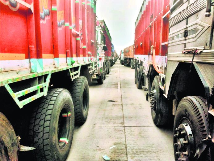गोलबंर के पास जाम लगने से फोरलेन पर फंसे रहे वाहन, परेशान रहे लोग