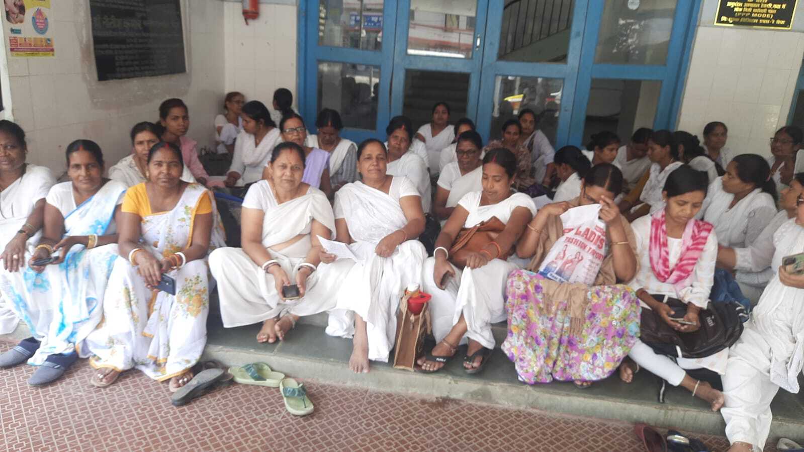 अपनी समस्याओं को लेकर एएनएम ने जताया विरोध