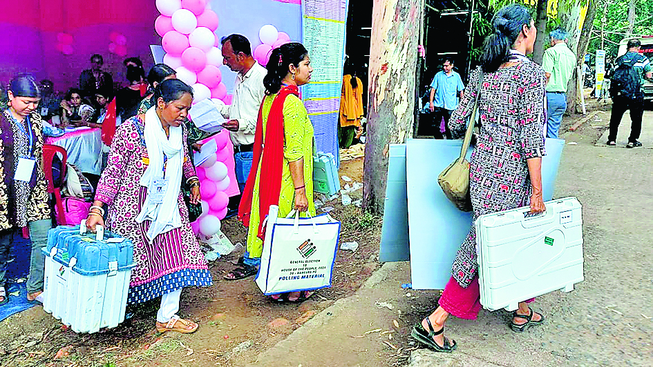 पुरुलिया लोकसभा क्षेत्र के मतदान केंद्रों में पहुंचे चुनावकर्मी