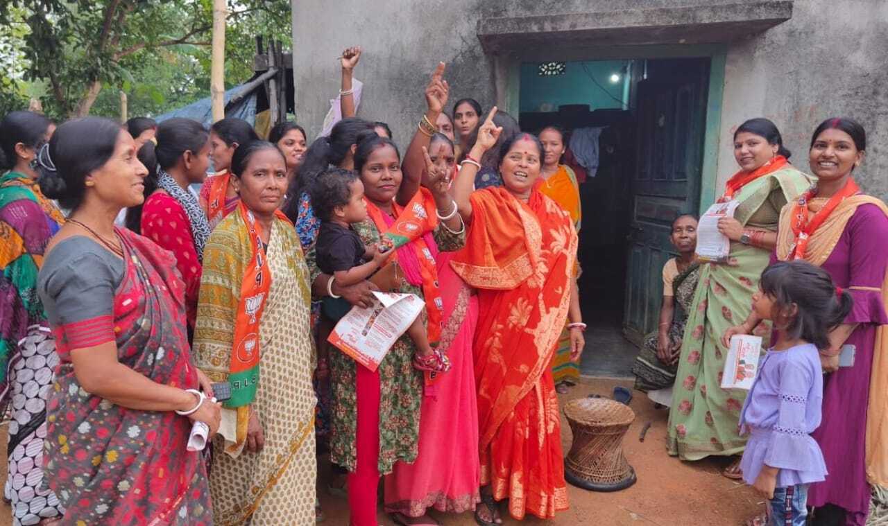 बासुकिनाथ में जनसंपर्क कर भाजपा प्रत्याशी के पक्ष में वोट मांगे