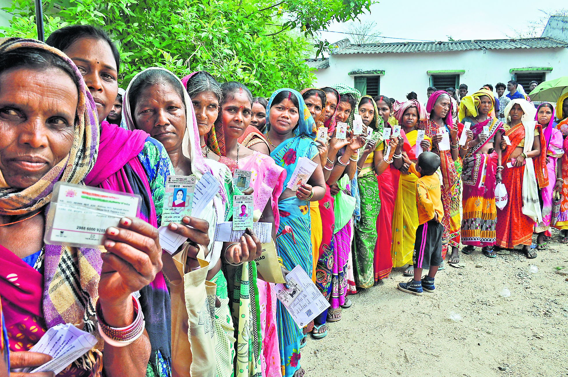 सिल्ली : झोले में खाना-पानी, गोदी में बच्चा लेकर पहुंचे वोट देने