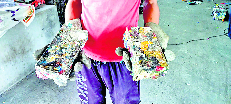 इसीएल के बंकोला क्षेत्र में प्लास्टिक को पिघला कर बन रही इको-फ्रेंडली ईंट