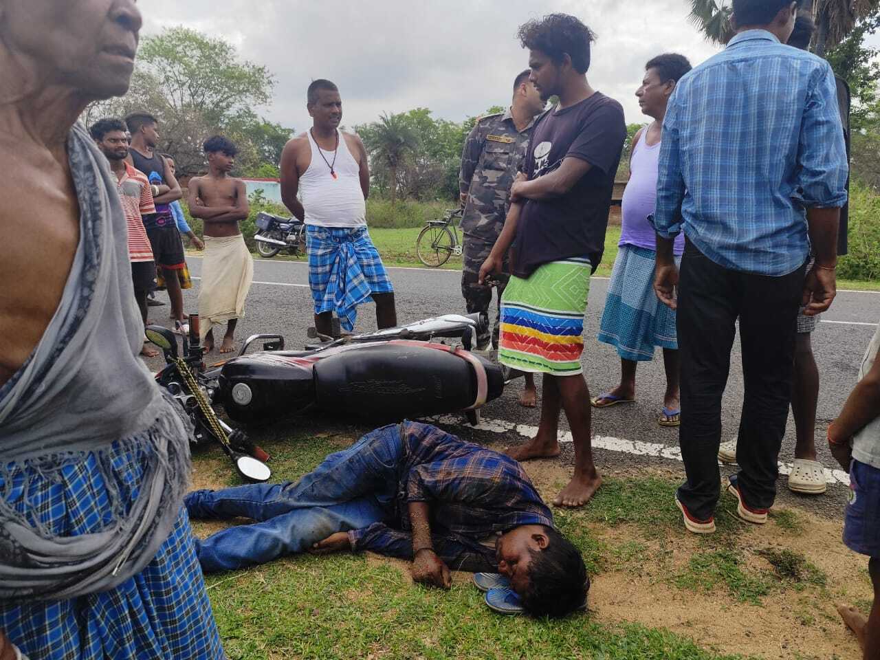 मवेशी बचाने में बाइक सवार गिरा, घायल