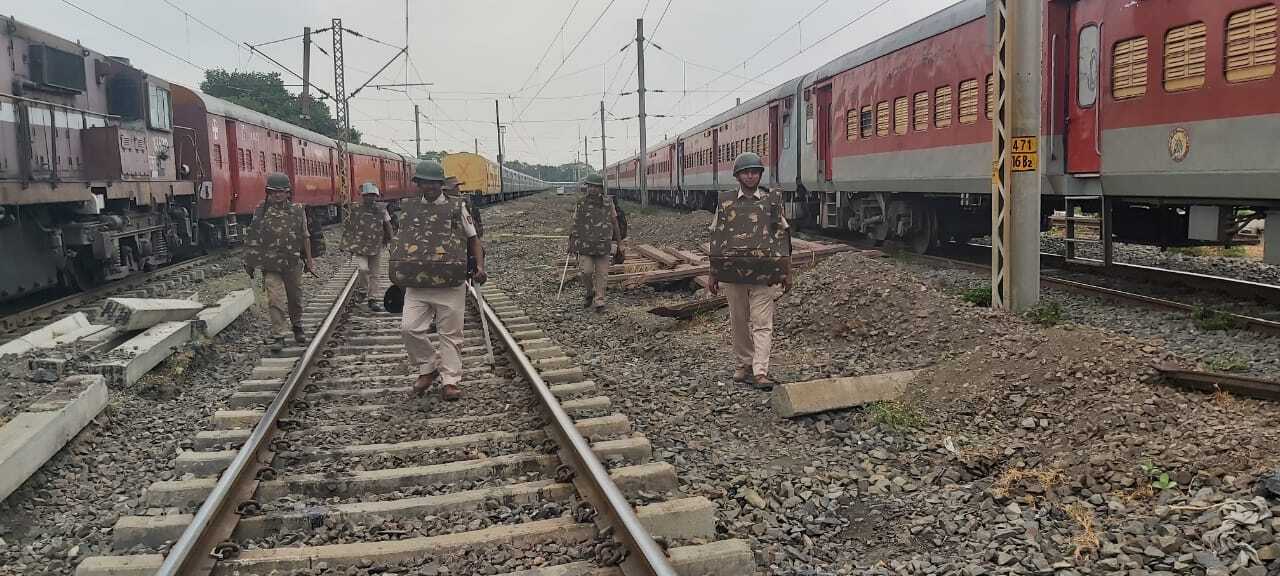 आरपीएफ व रेल पुलिस ने की संवेदनशील जगहों पर चलाया सर्च अभियान