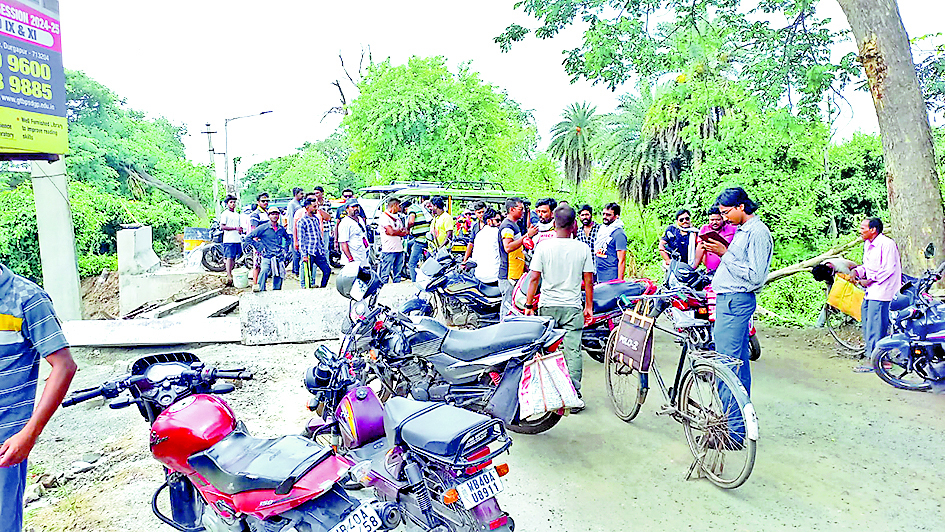 अधूरी पुलिया से बढ़ रहीं दुर्घटनाएं, जताया विरोध