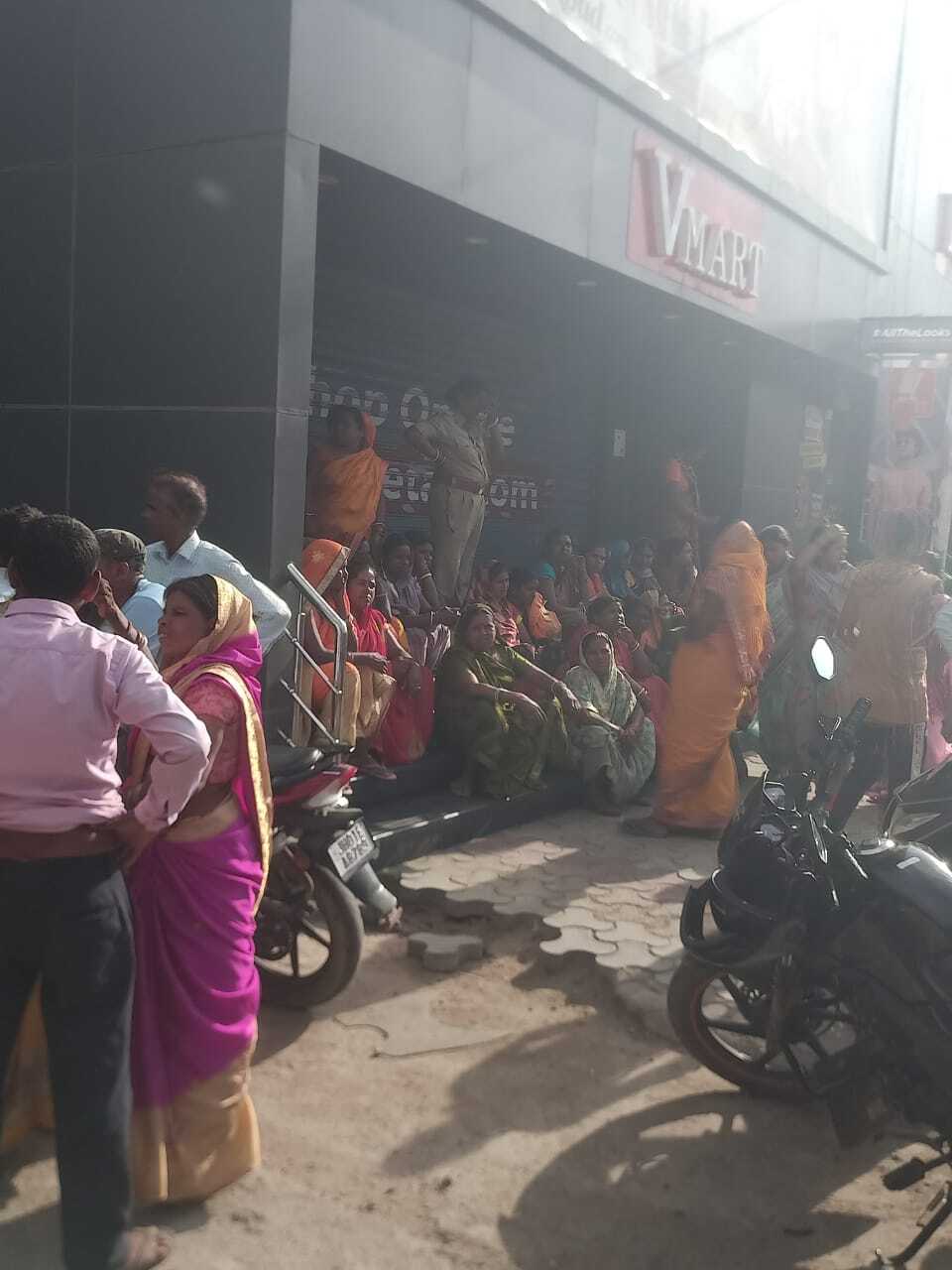 वी मार्ट के गार्ड की मौत के बाद मुआवजे की मांग को लेकर परिजनों ने किया हंगामा