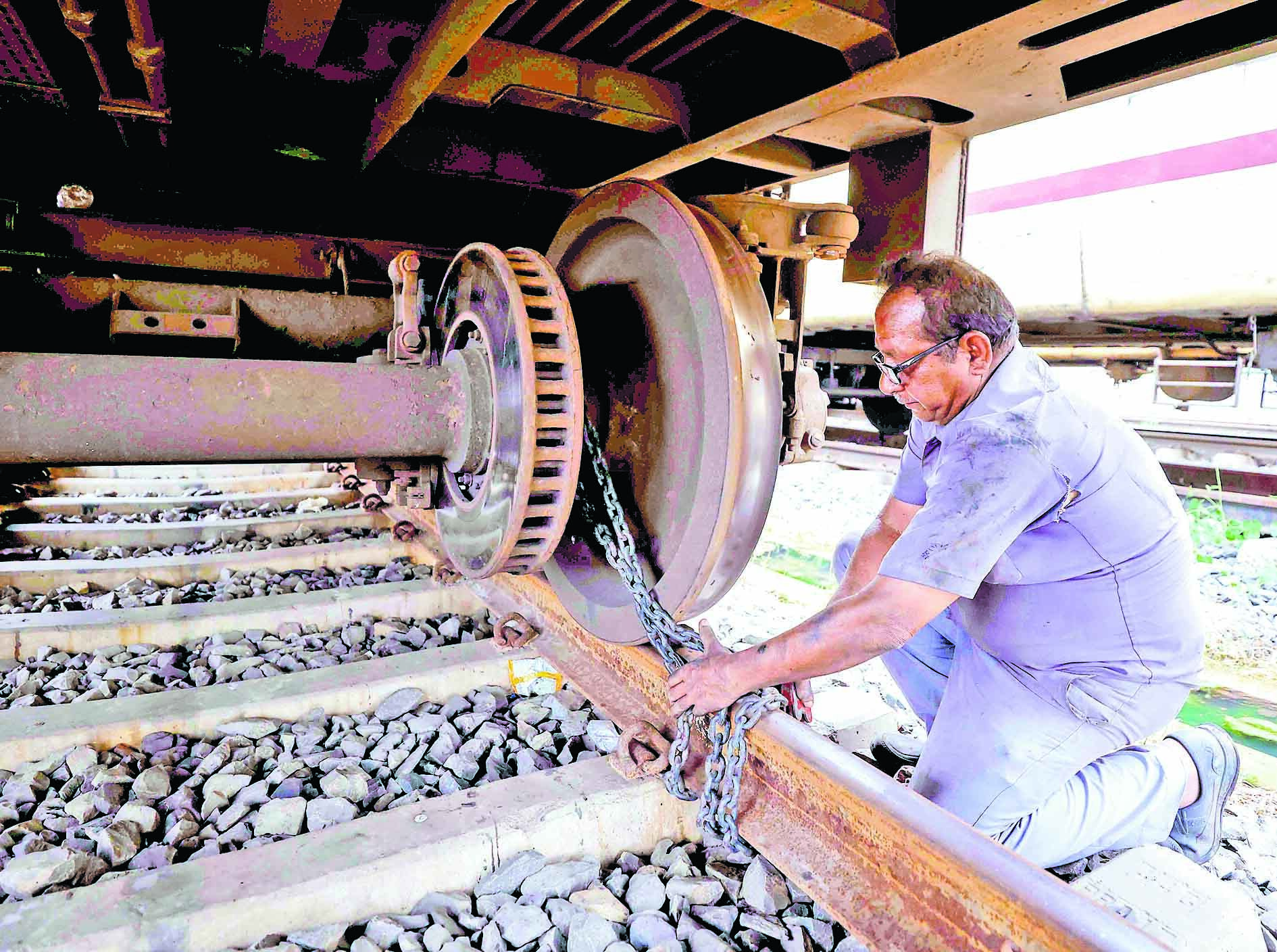 विमान व ट्रेन सेवाओं पर असर,सड़कों से नदारद रहे वाहन
