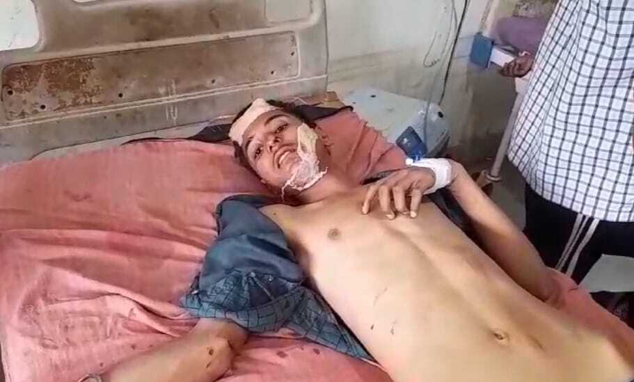 मालवाहक के धक्के में मोटर साइकिल सवार तीन युवक घायल, एक की मौत
