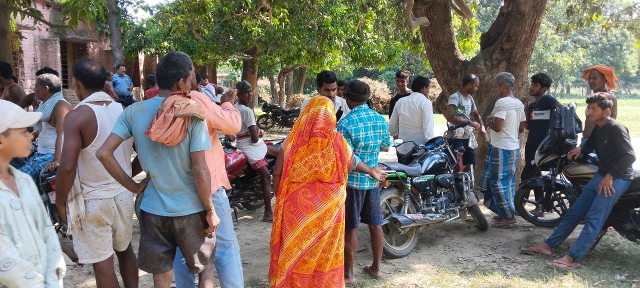 वोटर सूची में नाम कटने से नाराज ग्रामीणों ने किया हंगामा