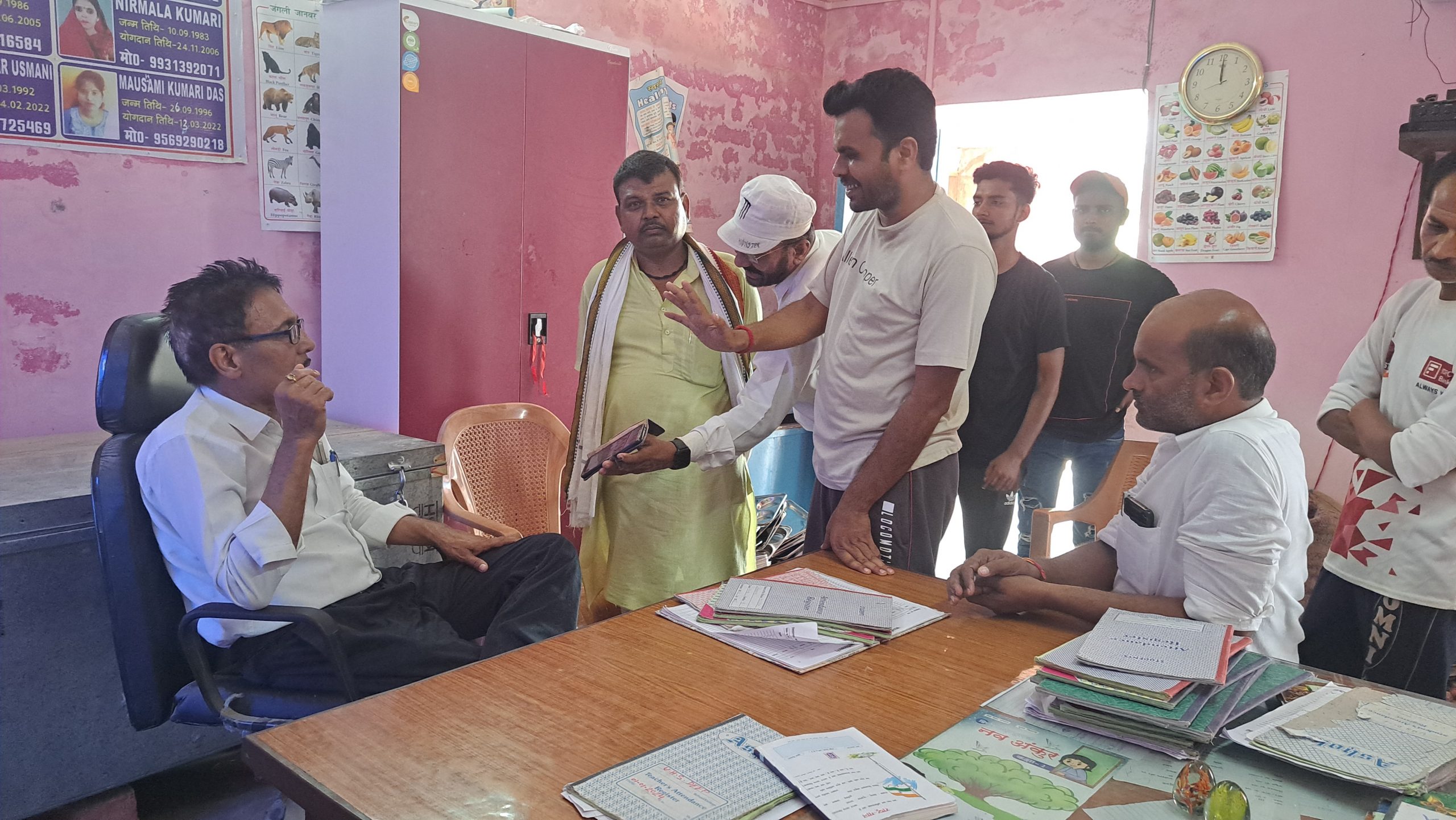 डीपीओ ने स्कूल निरीक्षण के दौरान खामियां मिलने पर लगायी फटकार