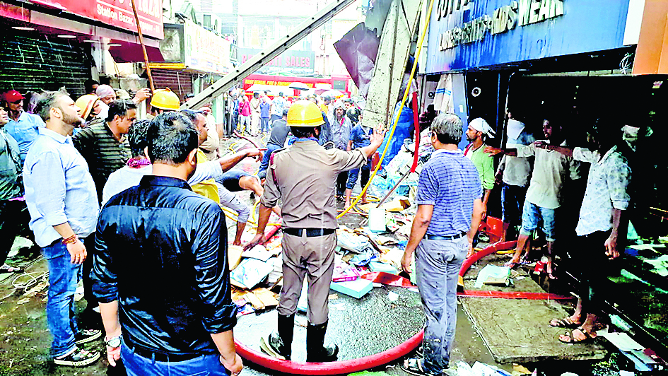 स्टेशन बाजार के गारमेंट शोरूम में लगी आग, लाखों का कपड़ा खाक