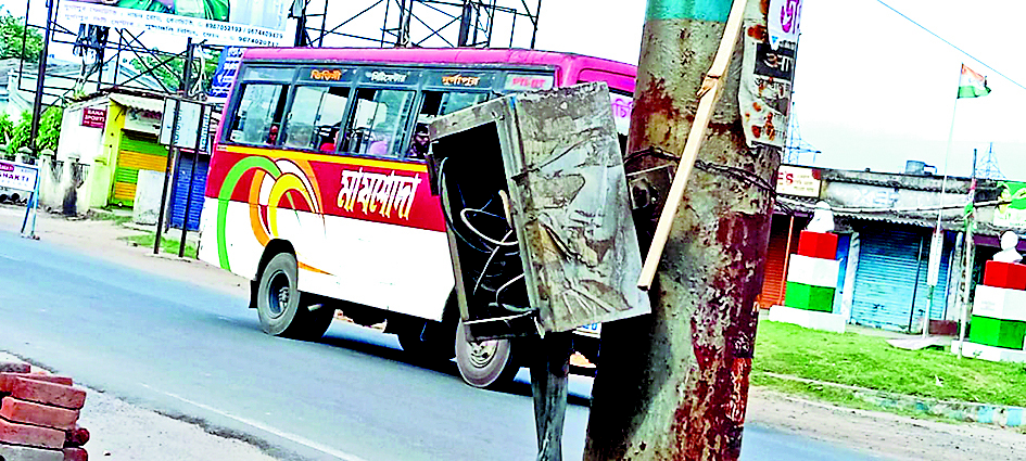 गैरेज मोड़ पर कई लैंपपोस्ट के बॉक्स खुले, दे रहे हादसे को दावत