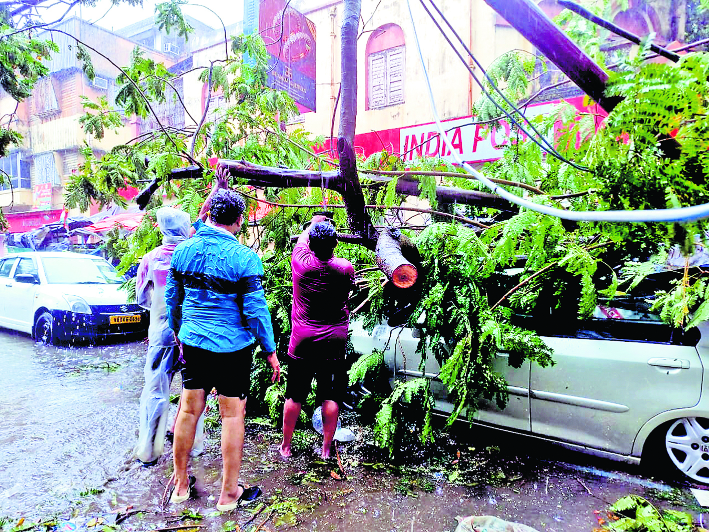 कोलकाता समेत कई जिलों में दिखा रेमाल का असर