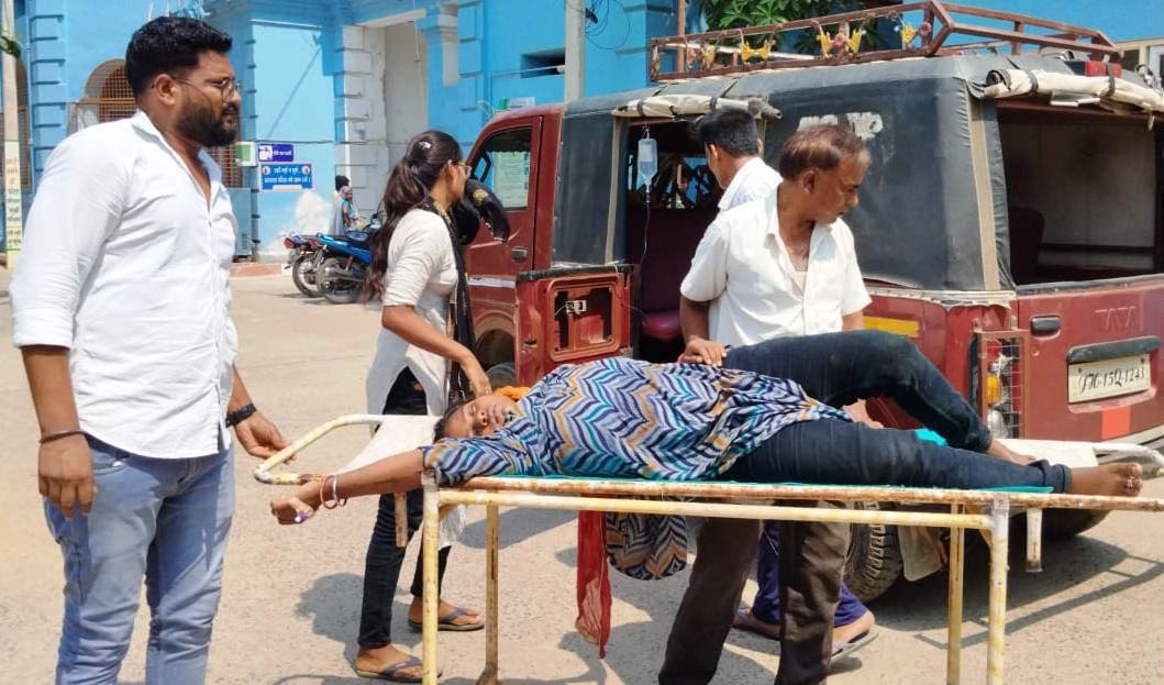 सरकारी एंबुलेंस का करते रहे इंतजार, प्राइवेट वाहन से मरीज पहुंची अस्पताल
