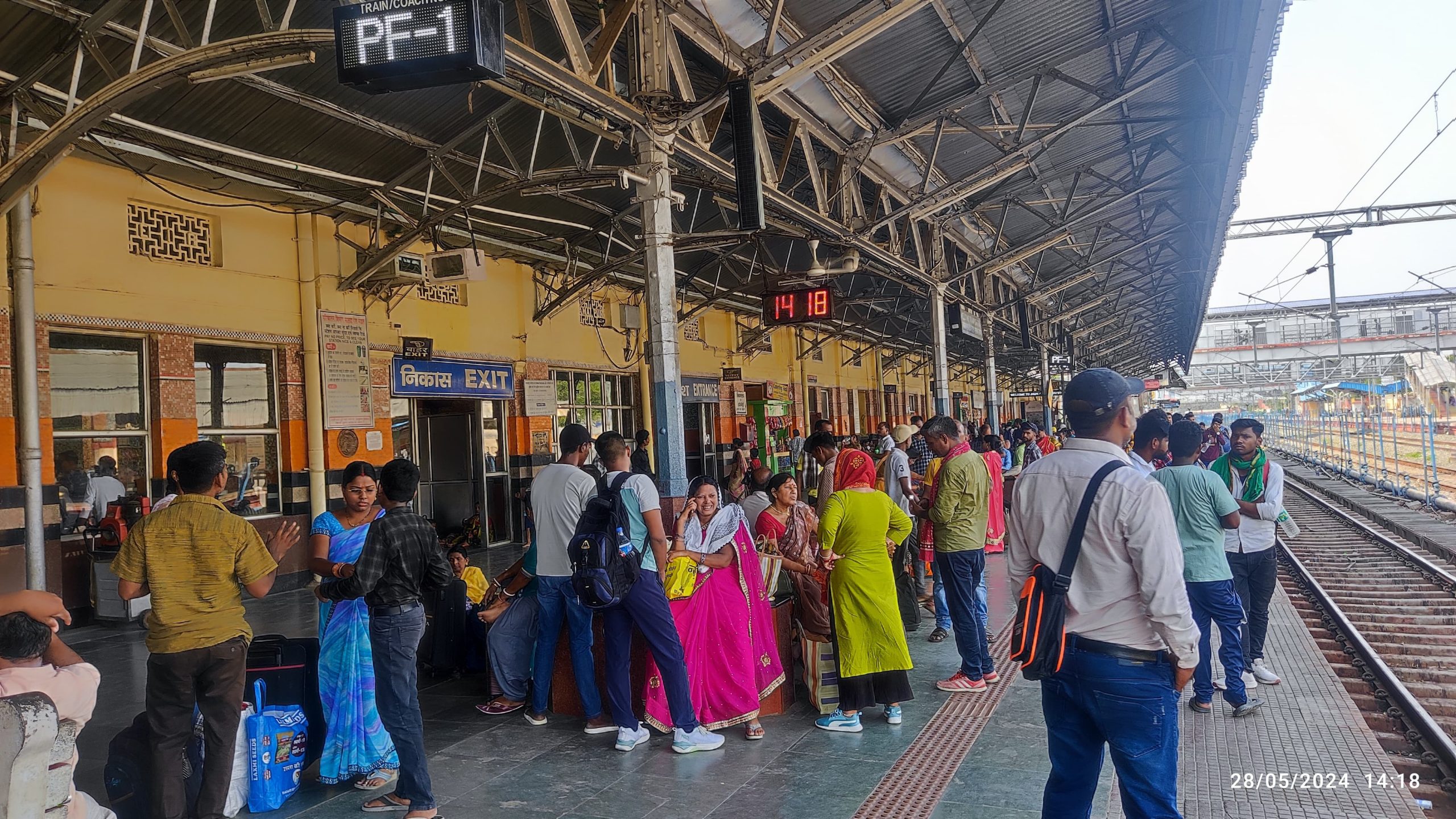 तीन समर स्पेशल सहित कई ट्रेन काफी बिलंब से पहुंची जमालपुर, यात्री रहे परेशान