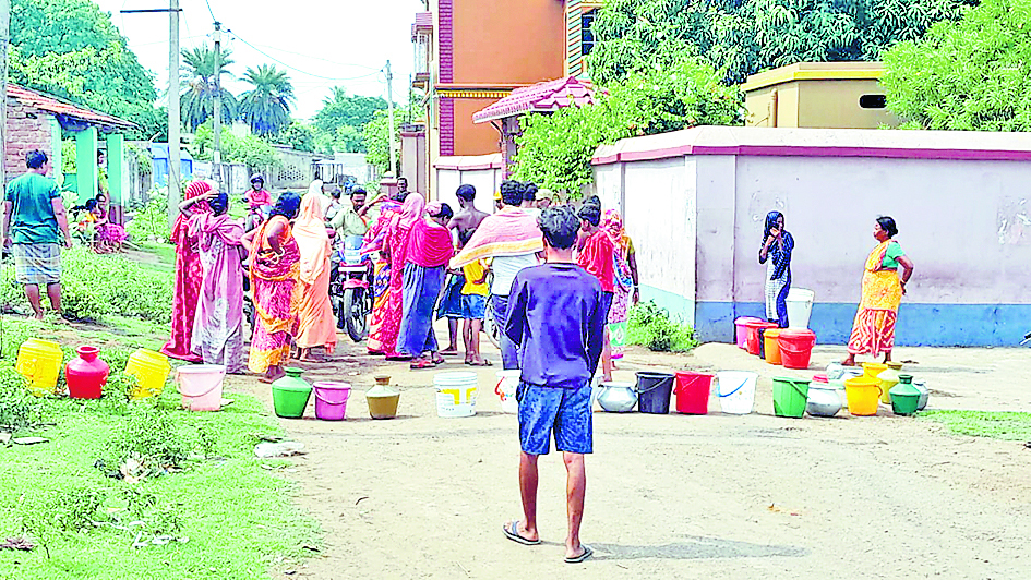 जलापूर्ति की मांग पर पथावरोध कर ग्रामीणों ने किया प्रदर्शन