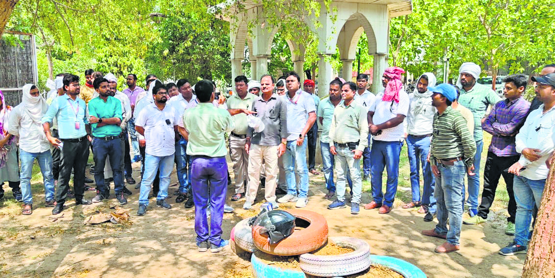 समाहरणालय परिसर में जताया विरोध, काला बिल्ला बांध किया कार्य