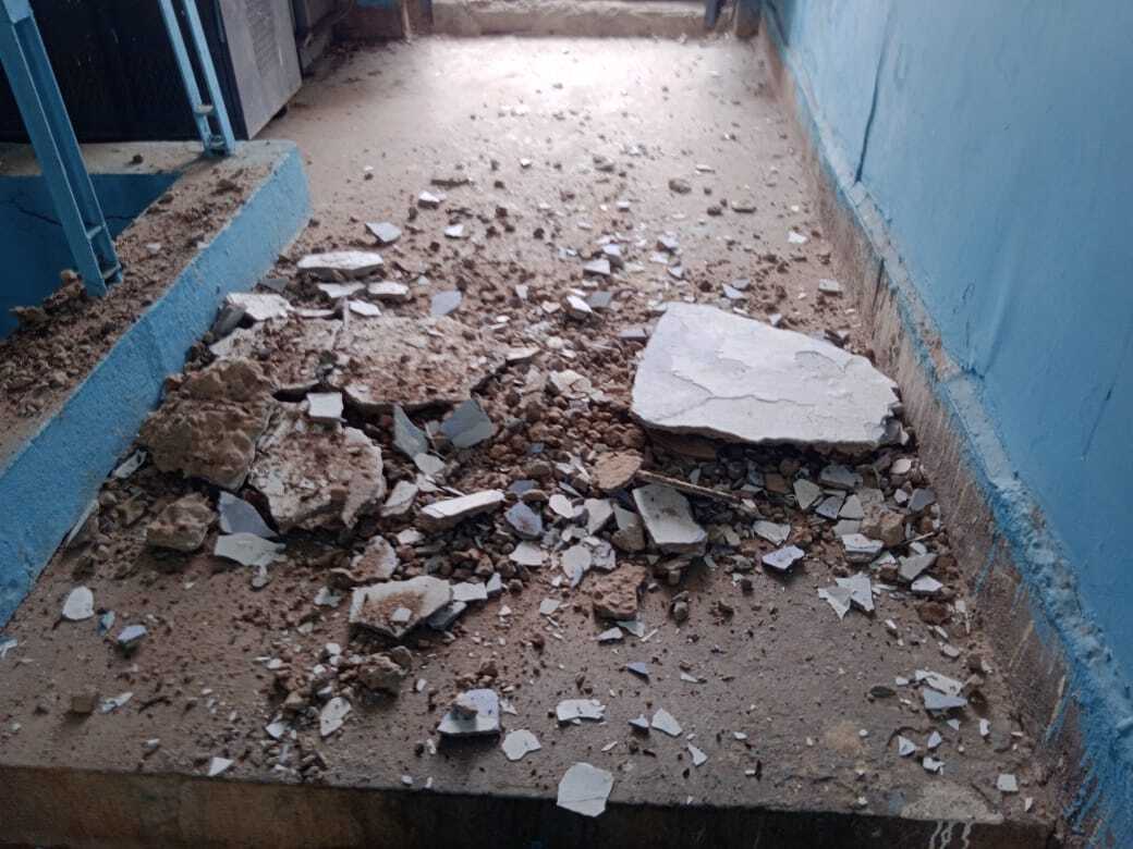 डुमरी रेफरल अस्पताल हुआ जर्जर, छत का प्लास्टर गिरने सहमे रहते हैं कर्मी