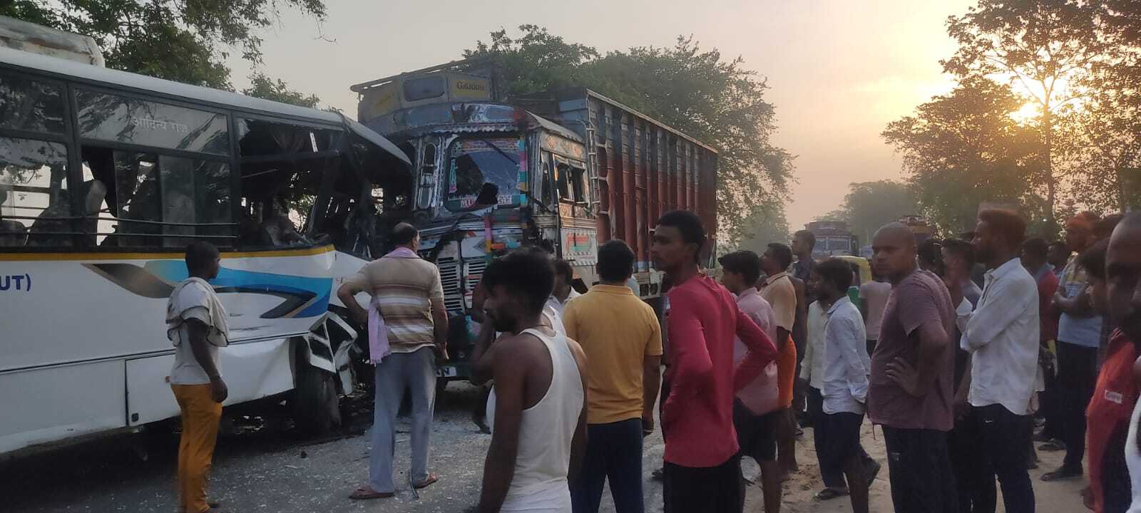 यात्रियों से भरी बस में ट्रक ने मारी ठोकर, चालक की मौत, 12 लोग घायल