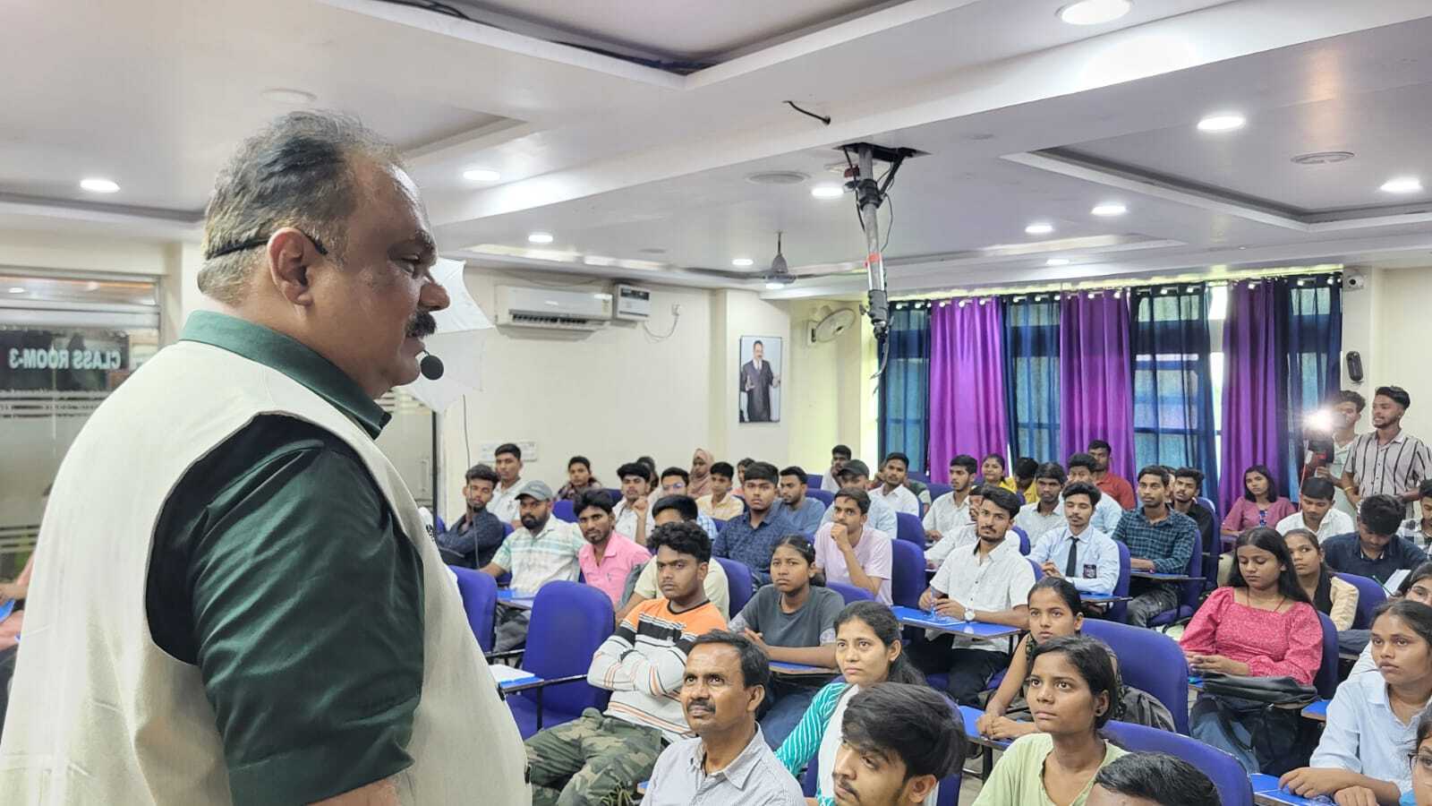 लगातार अभ्यास से मंजिल पाना होगा आसान : एके मिश्रा