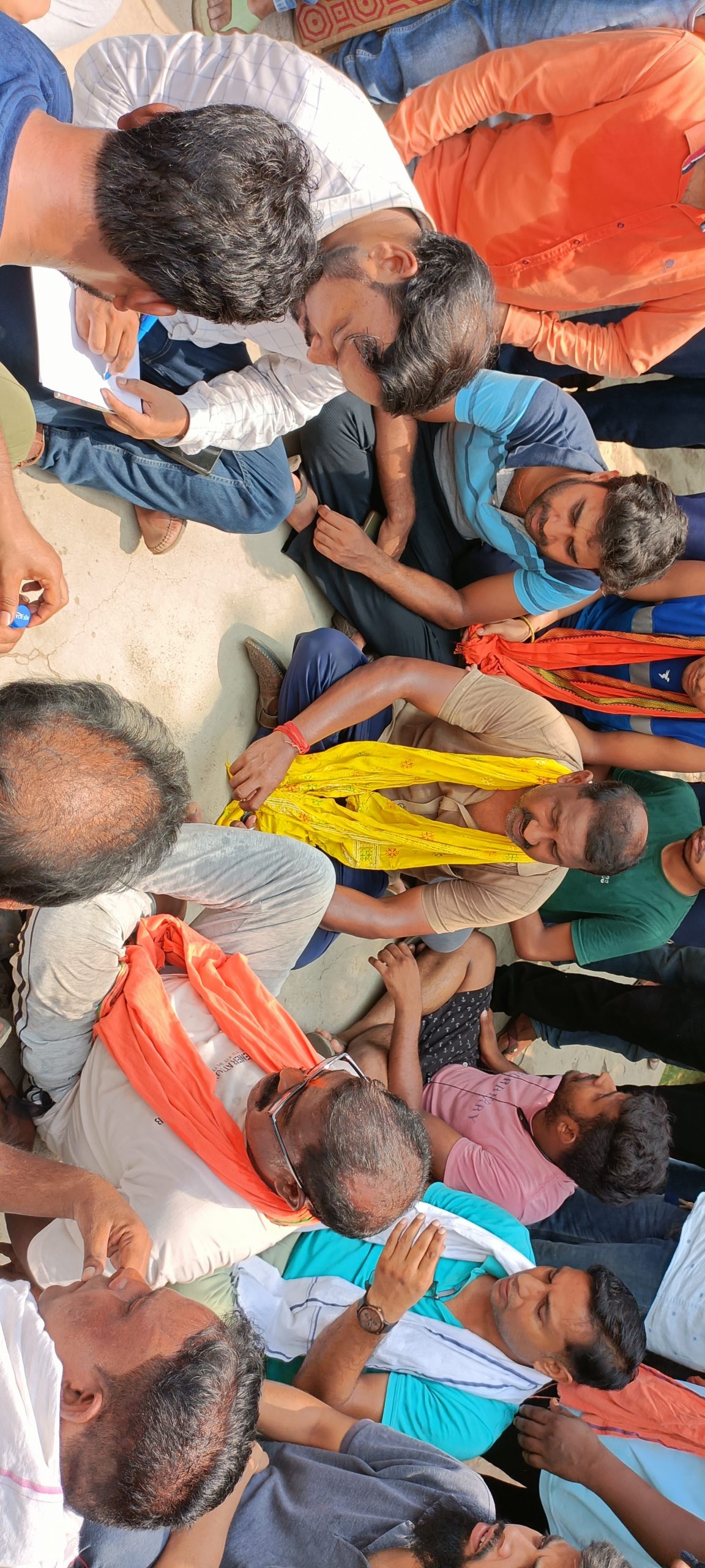 गोमो विद्युत कार्यालय में उपभोक्ताओं ने किया हंगामा, सहायक अभियंता को तपती जमीन पर दो घंटे तक बैठाये रखा