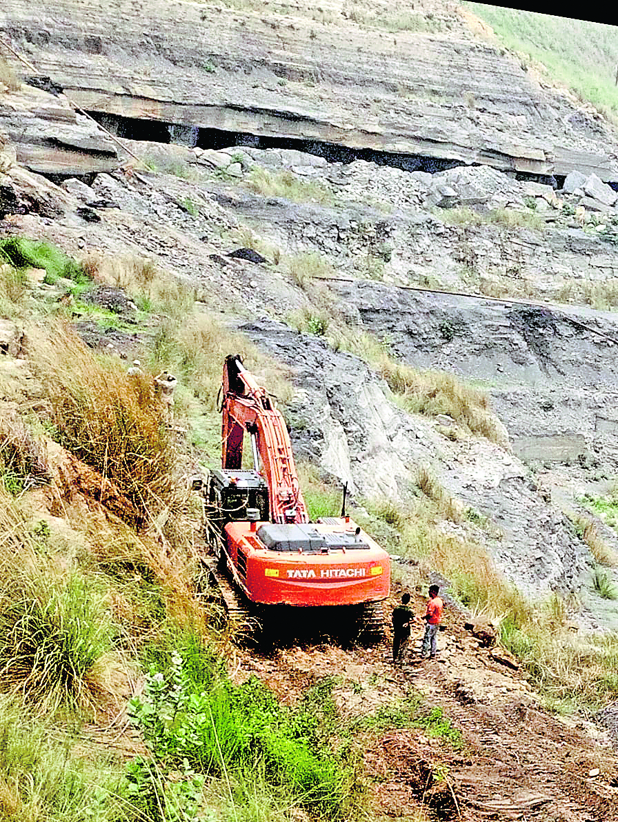 खदानों से कोयला चोरी के लिए बनी सुरंगों को इसीएल ने पाटा