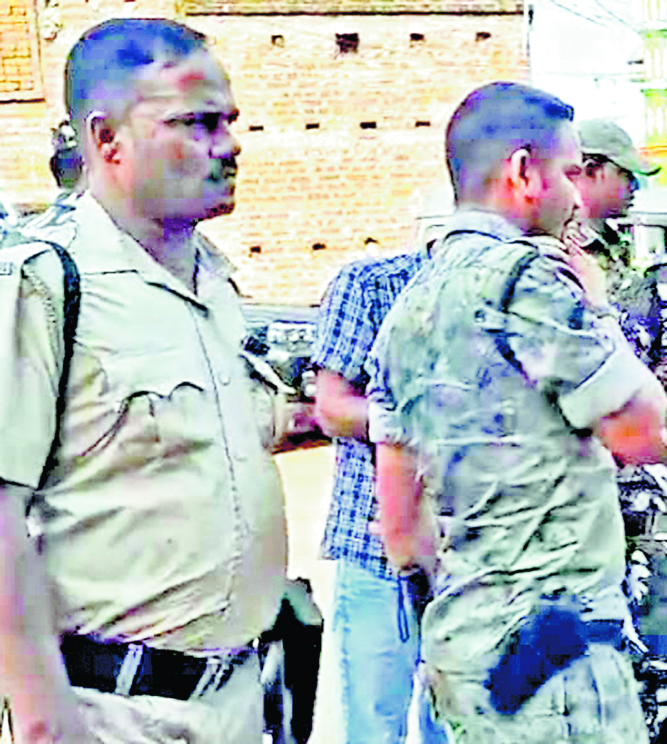 कांग्रेस और तृणमूल कांग्रेस समर्थकों के बीच बमबारी, टीएमसी समर्थक को लगी गोली