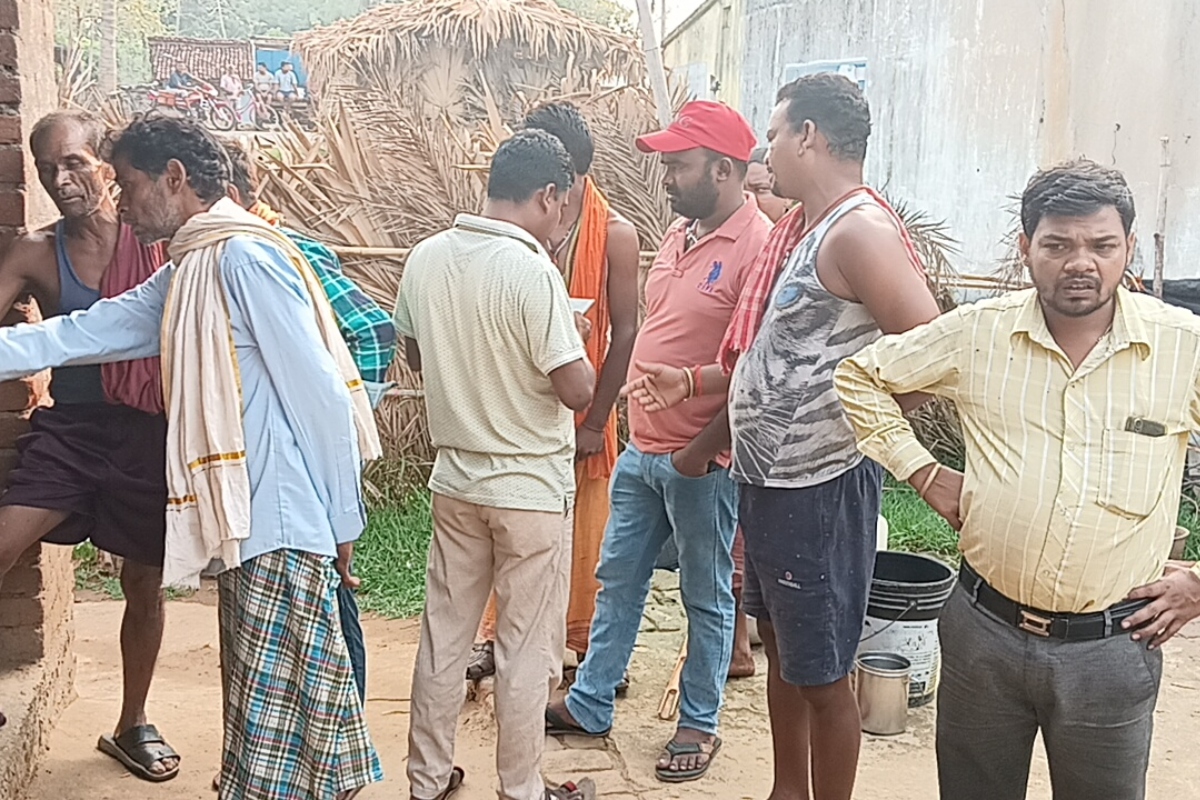 गोड्डा के पोडै़याहाट में पति ने घर में सो रही गर्भवती पत्नी व साली पर छिड़का पेट्रोल, लगा दी आग, पत्नी की मौत