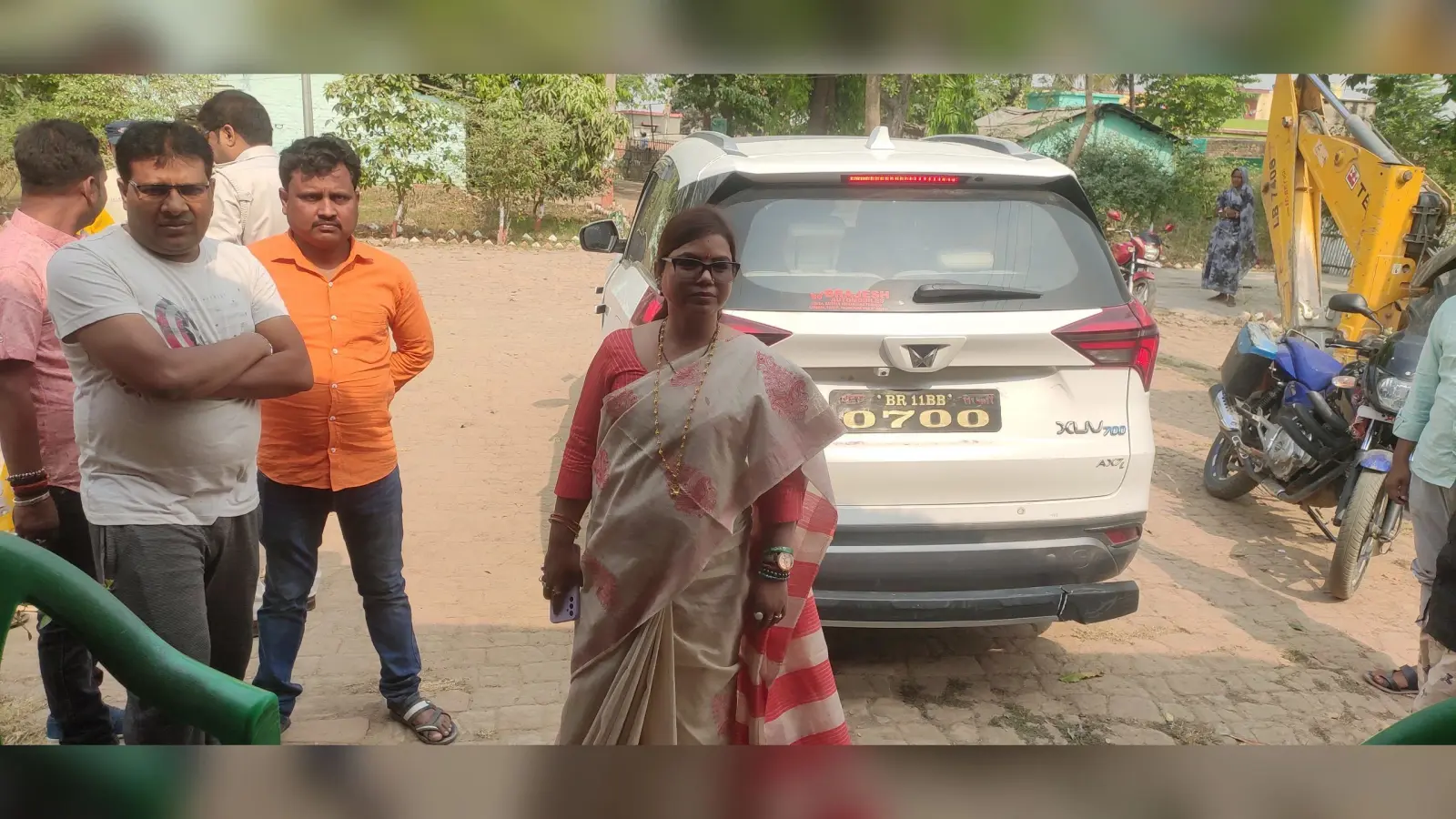 पूर्णिया की RJD प्रत्याशी बीमा भारती की गाड़ी में JCB ने मारी टक्कर, फरार हो रहे ड्राइवर को पीछा करके पकड़ा