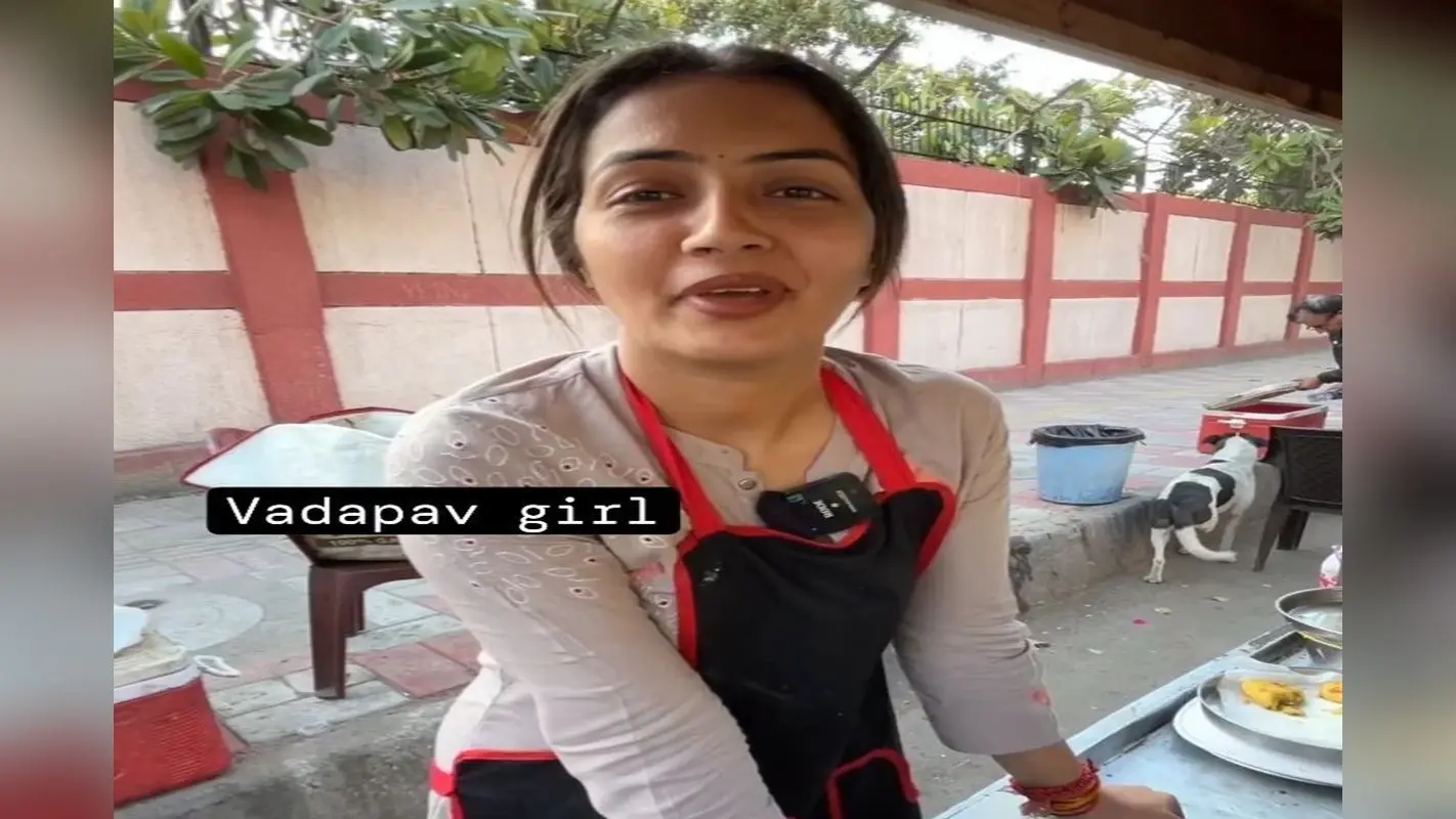 Vada Pav Girl : कौन है बड़ा पाव गर्ल चंद्रिका दीक्षित, जिसके वायरल वीडियो पर दिल्ली पुलिस को देनी पड़ी सफाई