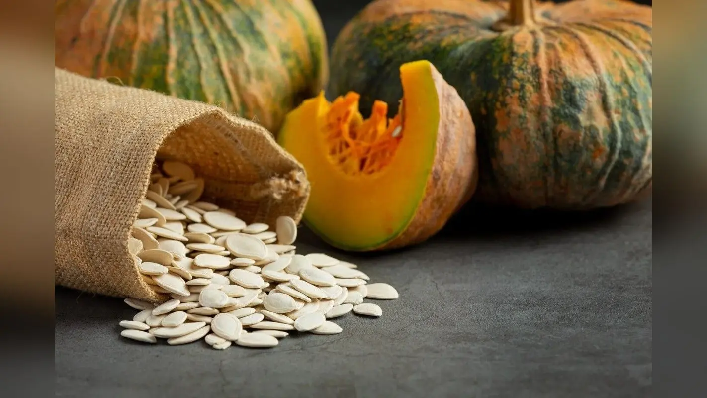 Benefits Of Pumpkin Seeds: अगर फेंक देते हैं कद्दू के बीज तो डायटीशियन से जान लें इसके हैरतअंगेज फायदे