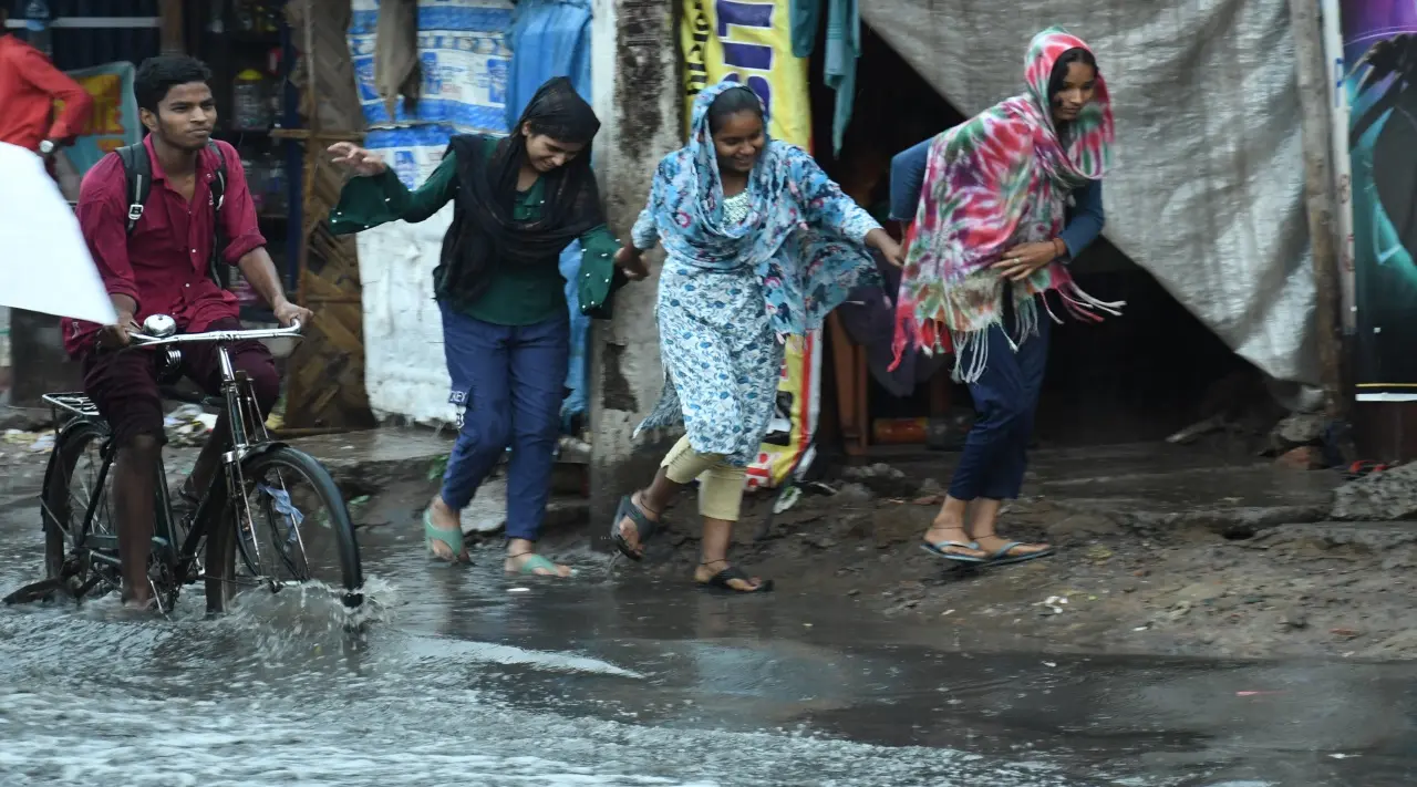 Bihar Weather: बारिश से तापमान में आयी गिरावट, लोगों को मिली थोड़ी राहत