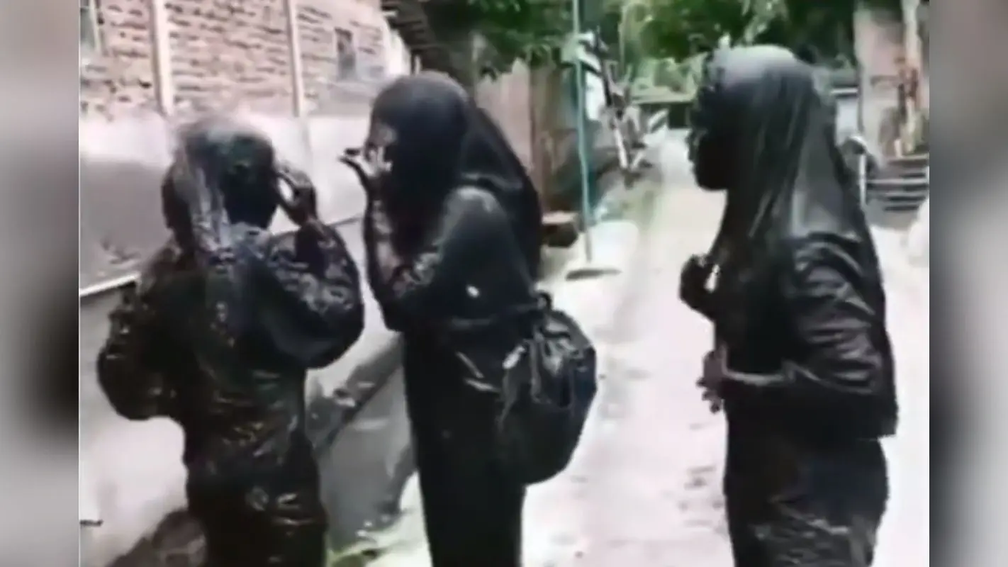 Bizarre News: स्कूटी समेत नाले में गिरी लड़कियां, लोगों ने कहा- कौआ बनी पापा की परियां