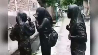 Bizarre News: स्कूटी समेत नाले में गिरी लड़कियां, लोगों ने कहा- कौआ बनी पापा की परियां