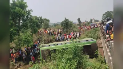 खूंटी में बड़ा हादसा, सिंदरी पुल के नीचे गिरी बस, कई यात्री घायल