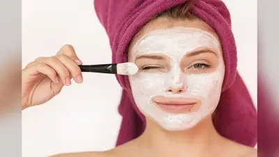 Curd on Face Benefits: ब्यूटी एक्सपर्ट ने बताया चेहरे पर दही लगाने के फायदे