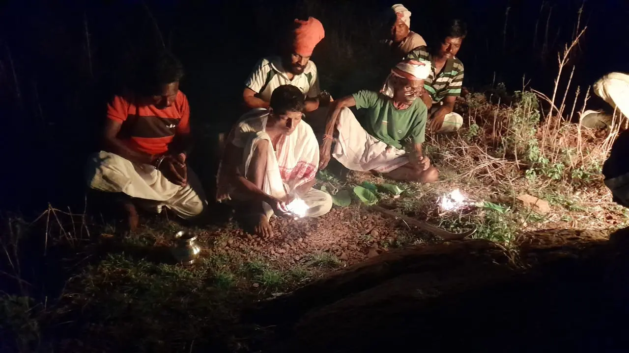 दलमा राजा राकेश हेंब्रम ने वन देवी-देवताओं की पूज��� अर्चना की, मांगी शिकार पर्व खेलने की अनुमति