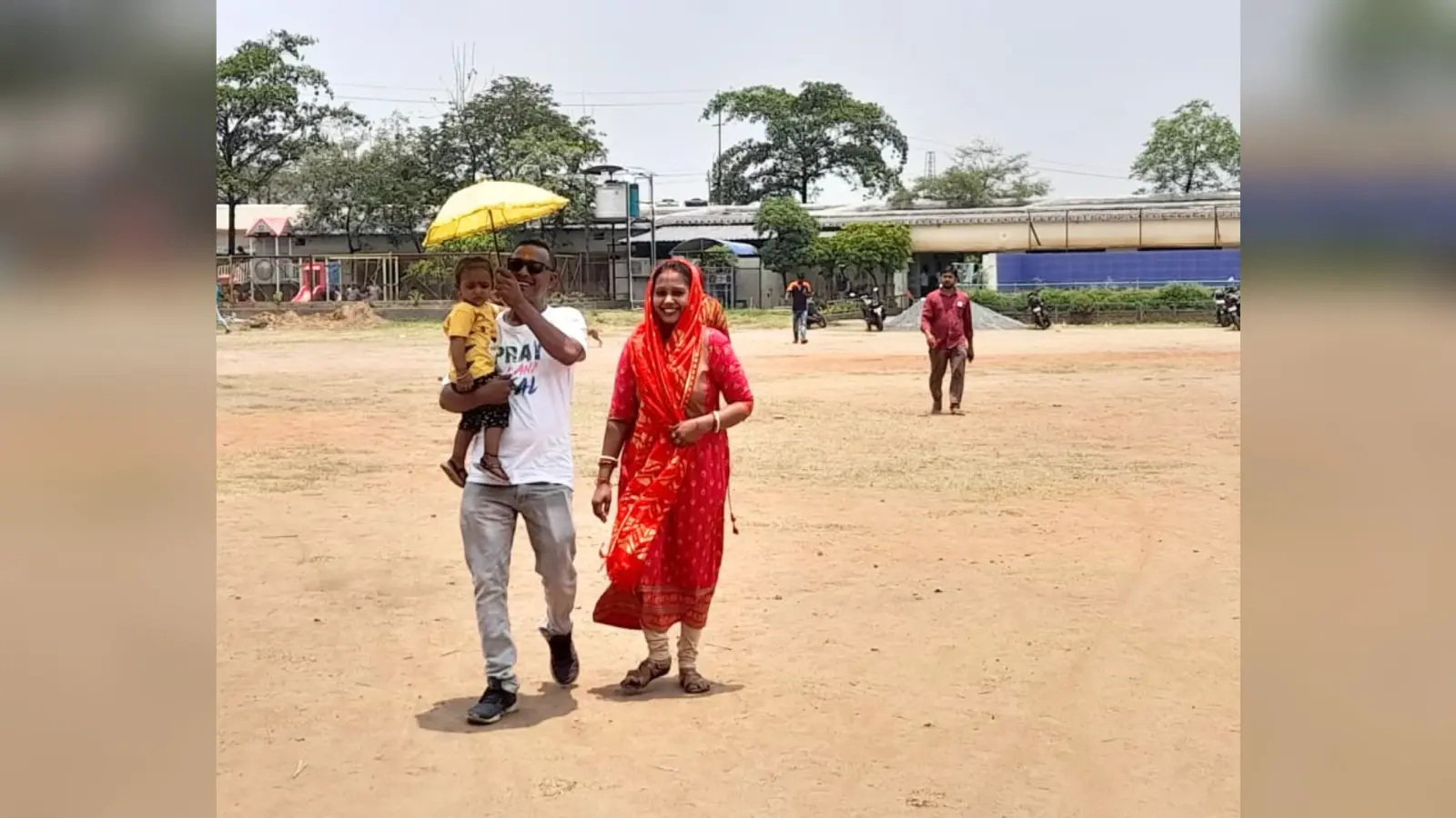Dhanbad Lok Sabha: वोटरों में दिखा गजब का उत्साह तीखी धूप में खिला लोकतंत्र