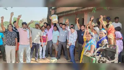 -जल संकट को लेकर ग्रामीणों ने हाथों में लोटा-बाल्टी लेकर किया प्रदर्शन
