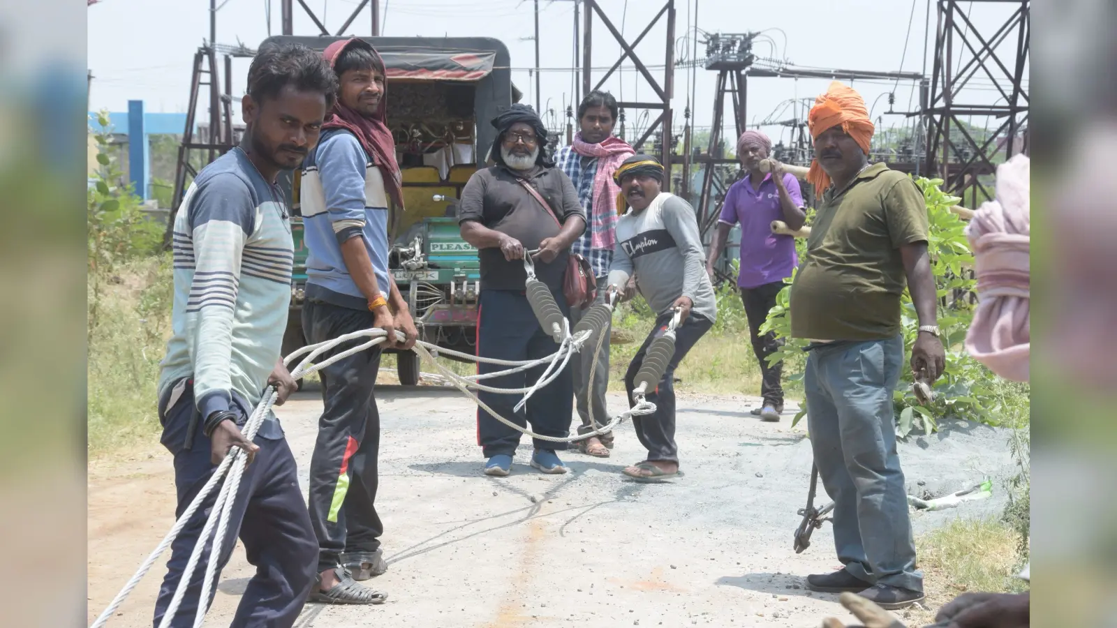 इन श्रमवीरों के बदौलत रोशन हैं हमारे घर