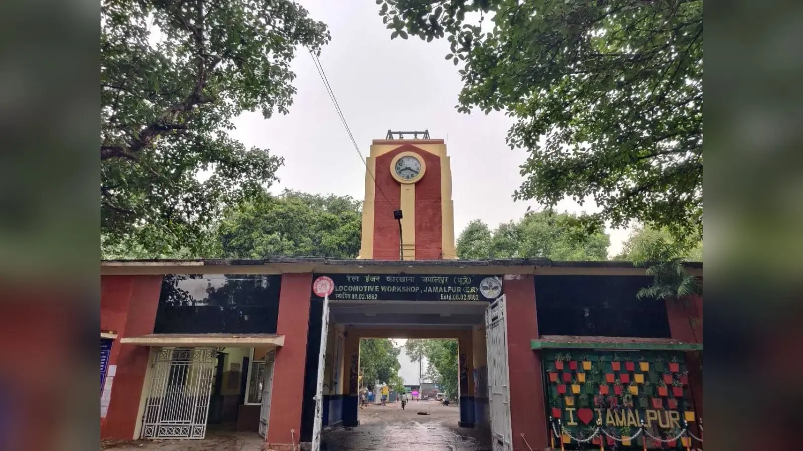 रेल इंजन कारखाना में 3 घंटा प्रति सप्ताह बढ़ाई गयी रेल कर्मियों के काम का समय