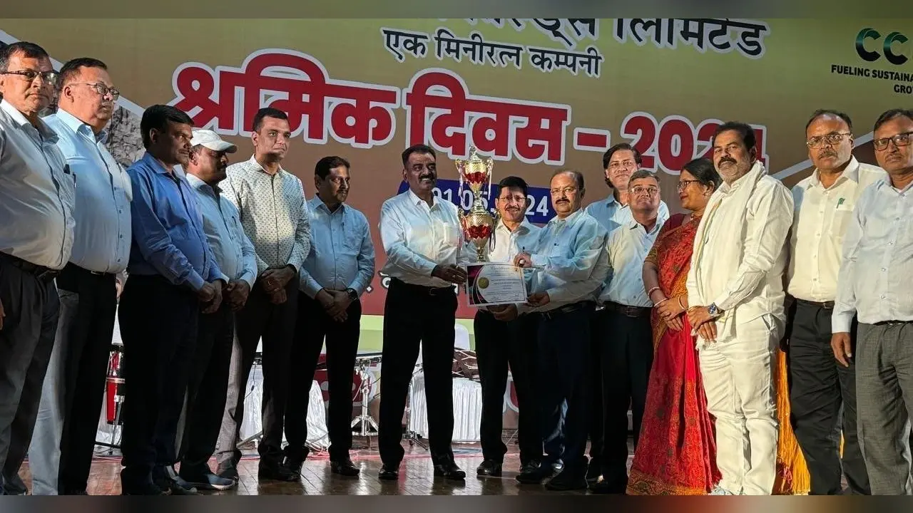 ढोरी एरिया के जीएम व कामगारों को किया सम्मानित