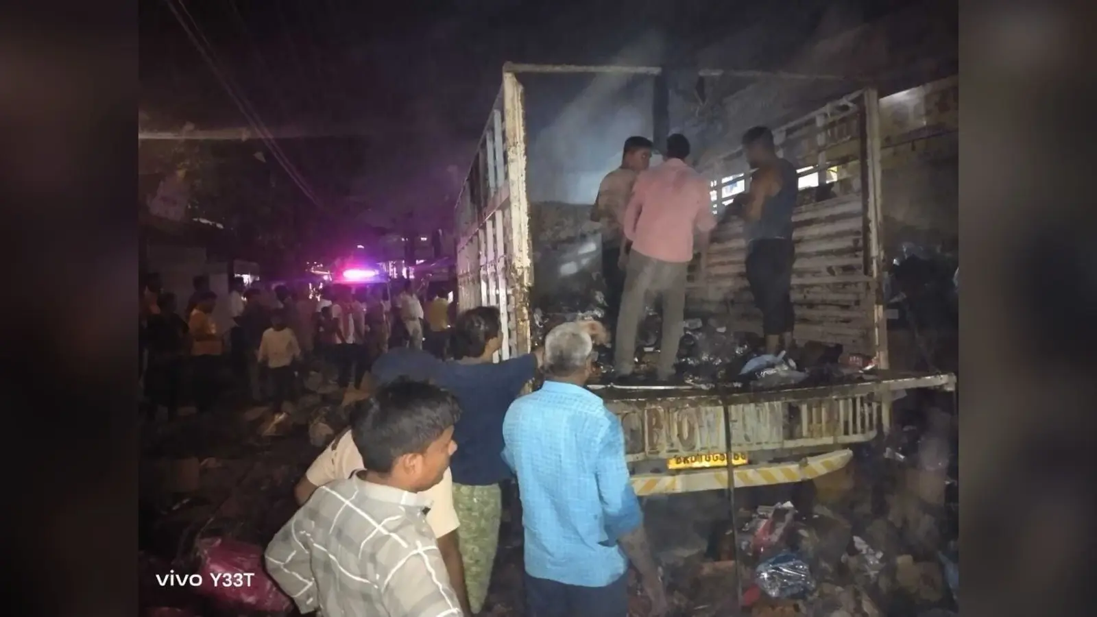 प्लास्टिक के सामान लदे ट्रक में लगी आग, सारा सामान राख