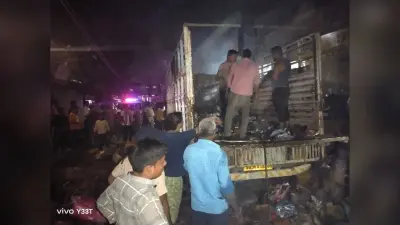 प्लास्टिक के सामान लदे ट्रक में लगी आग, सारा सामान राख