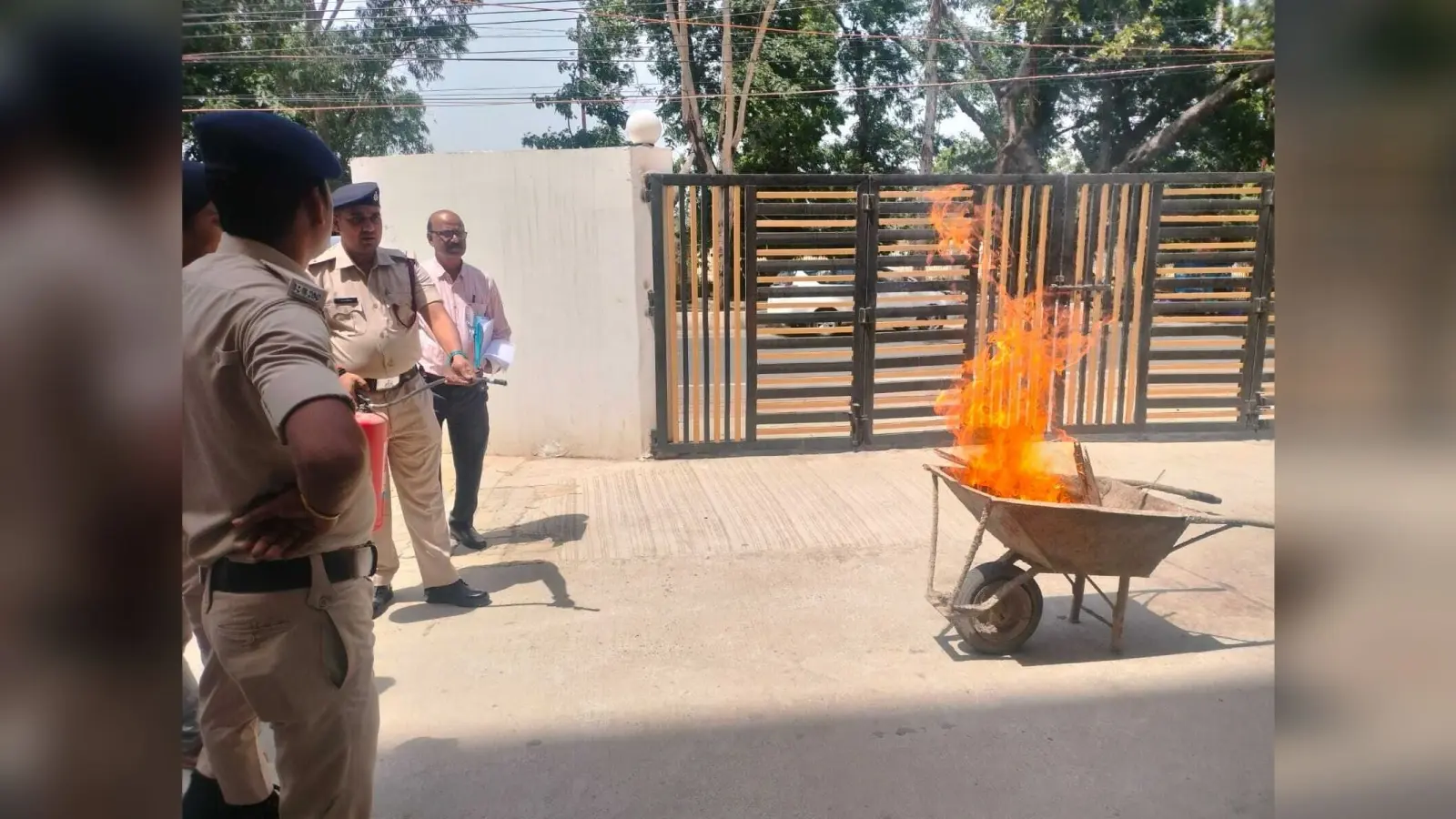 फायर ब्रिगेड की टीम ने कंट्रोल एंड कमांड सेंटर के कर्मचारियों को अग्नि से बचाव की दी ट्रेनिंग