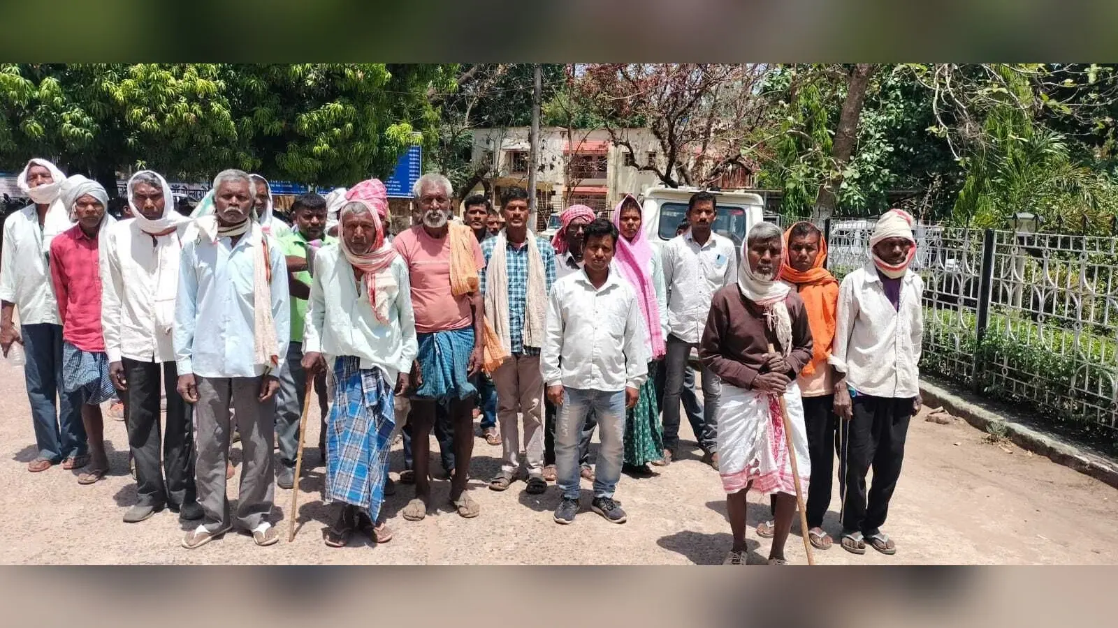 पीएम सड़क निर्माण कार्य बंद कराने के खिलाफ आक्रोश