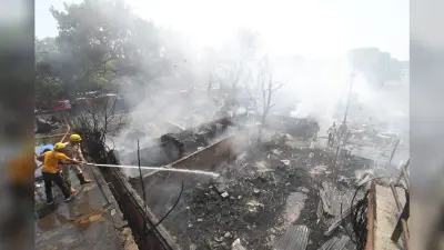 Patna : खाना बनाने के दौरान लगी भीषण आग, 50 से अधिक झोंपड़ियां जलकर राख, 15 से अधिक सिलिंडर ब्लास्ट