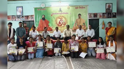 लाठी खेल का शौर्य दिखाने वाली युवतियां सम्मानित