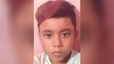 कार के दरवाजे से टकराकर सड़क पर गिरा बच्चा, कंटेनर ने ली जान